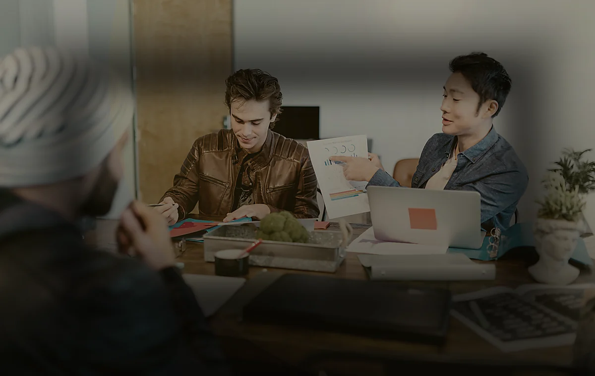 Equipo colaborando en sesión de seguimiento y mentoría